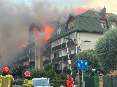 W Ząbkach zapalił się dach jednego z bloków