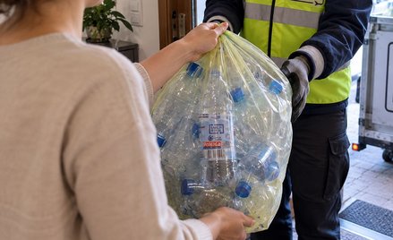 Od 1 października butelki można zwrócić bez wychodzenia z domu. Nowe zasady w supermarkecie online z