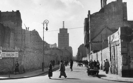 Warszawa 1939r. Róg ul. Nowy Świat i Świętokrzyskiej po odgruzowaniu. W tle widoczny gmach Prudentia