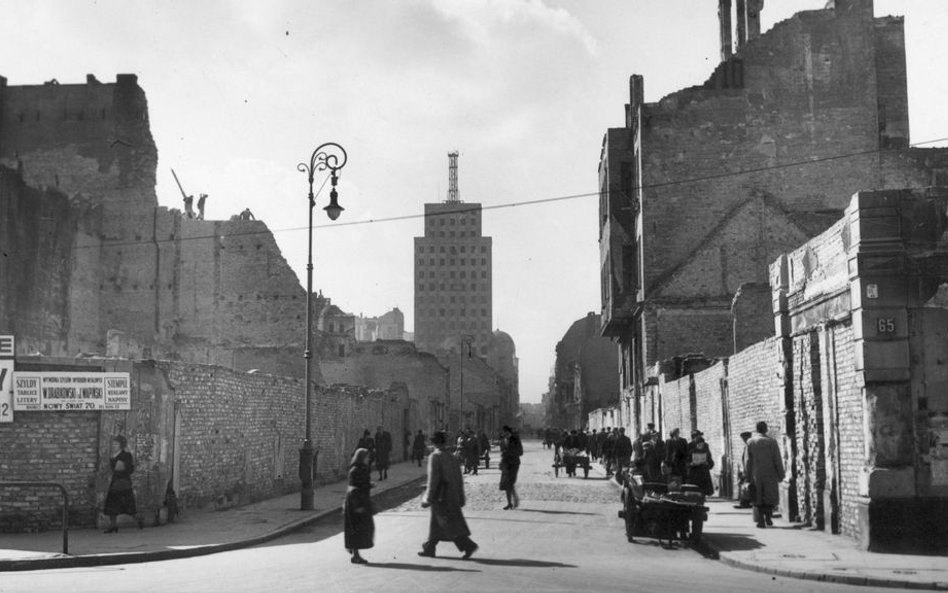 Warszawa 1939r. Róg ul. Nowy Świat i Świętokrzyskiej po odgruzowaniu. W tle widoczny gmach Prudentia