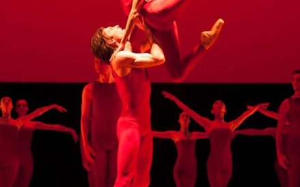 Chinara Alizadze i Paweł Koncewoj wyłaniają się z tłumu.