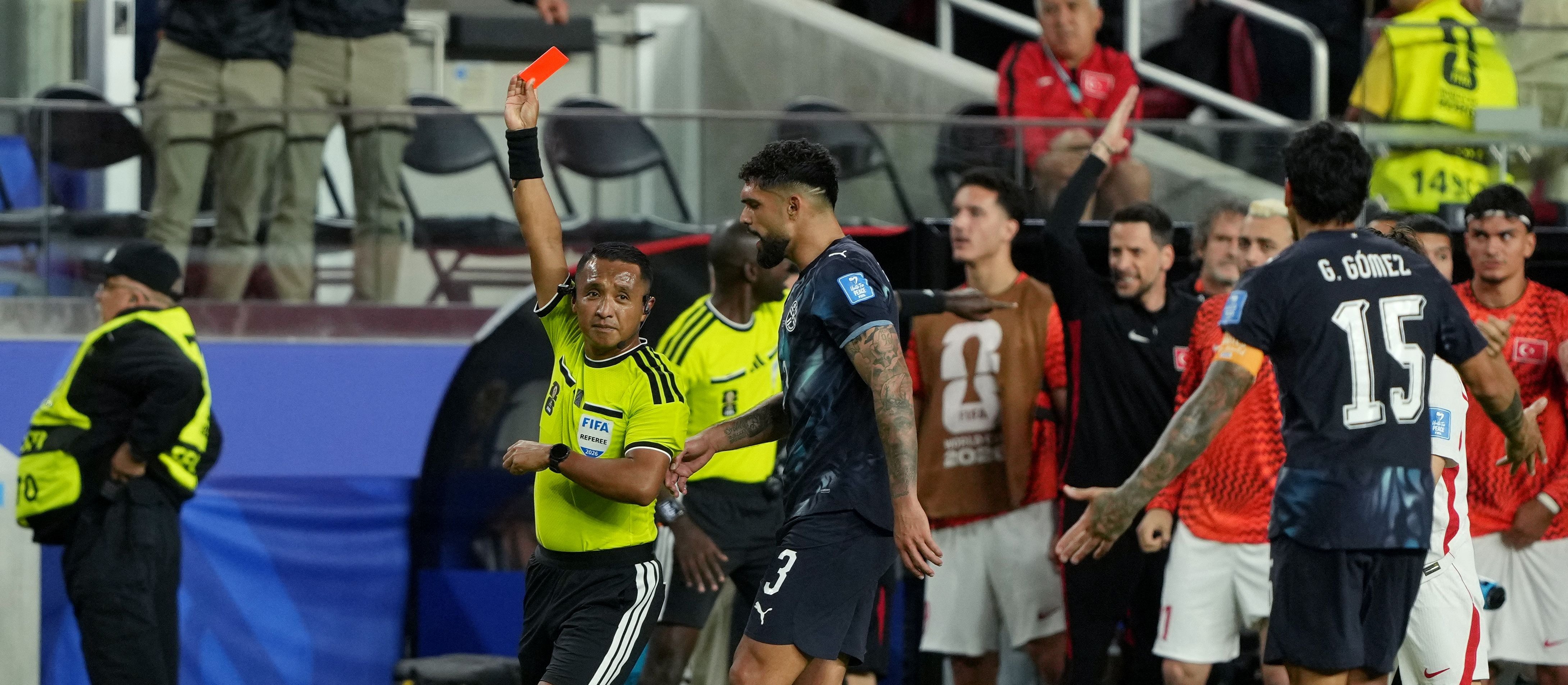 Czerwona kartka za zasłananie ust. Pierwszy taki przypadek na mundialu