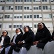 Zakonnice modlące się przed polikliniką Gemelli, gdzie leczony jest papież Franciszek