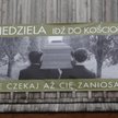 Taki baner reklamowy pojawił się na kościele w Lgocie Wielkiej w województwie łódzkim