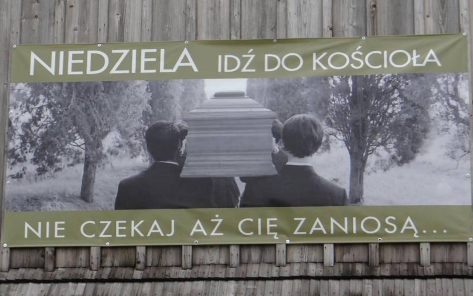 Taki baner reklamowy pojawił się na kościele w Lgocie Wielkiej w województwie łódzkim