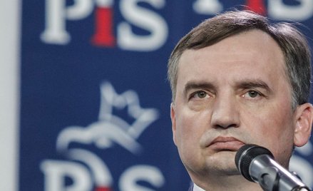 Miliony z Funduszu bez konkursów. Eksperci są pewni: Ziobro złamał konstytucję