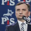 Miliony z Funduszu bez konkursów. Eksperci są pewni: Ziobro złamał konstytucję