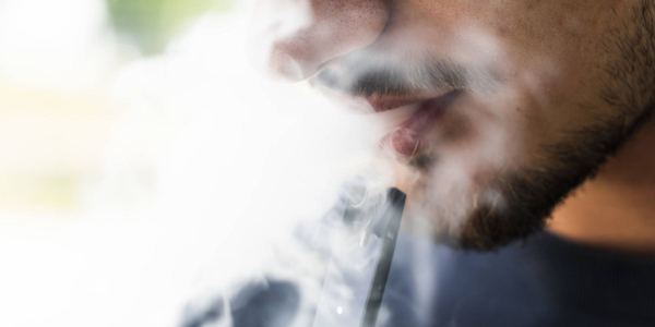 Naukowcy odkryli tysiące nieznanych dotąd substancji w e-papierosach