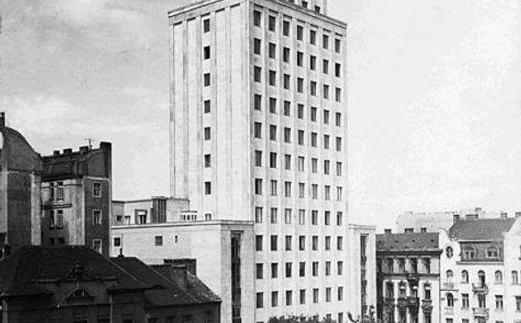 Prudential górujący nad ówczesnym Placem Napoleona (dziś Placem Powstańców Warszawy)