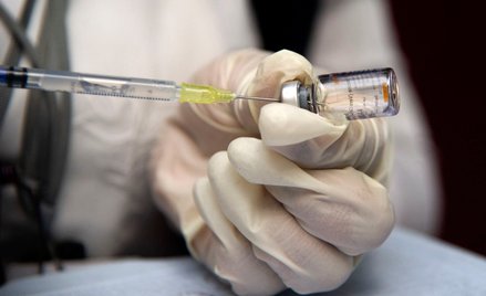 Promował teorie spiskowe. Odchodzi z partii rządzącej