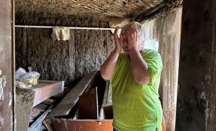 Mieszkanka obwodu chersońskiego w domu zrujnowanym powodzią w wyniku zniszczenia zapory w Nowej Kach
