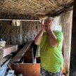 Mieszkanka obwodu chersońskiego w domu zrujnowanym powodzią w wyniku zniszczenia zapory w Nowej Kach