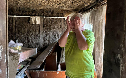 Mieszkanka obwodu chersońskiego w domu zrujnowanym powodzią w wyniku zniszczenia zapory w Nowej Kach