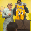 „Lakers: Dynastia zwycięzców”. John C. Reilly jako właściciel drużyny Jerry Buss i Quincy Isaiah w r