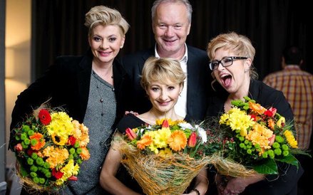 Z aktorkami z teatru Roma, odtwórczyniami głównych ról w musicalu "Mamma Mia" sponsorowanego przez N