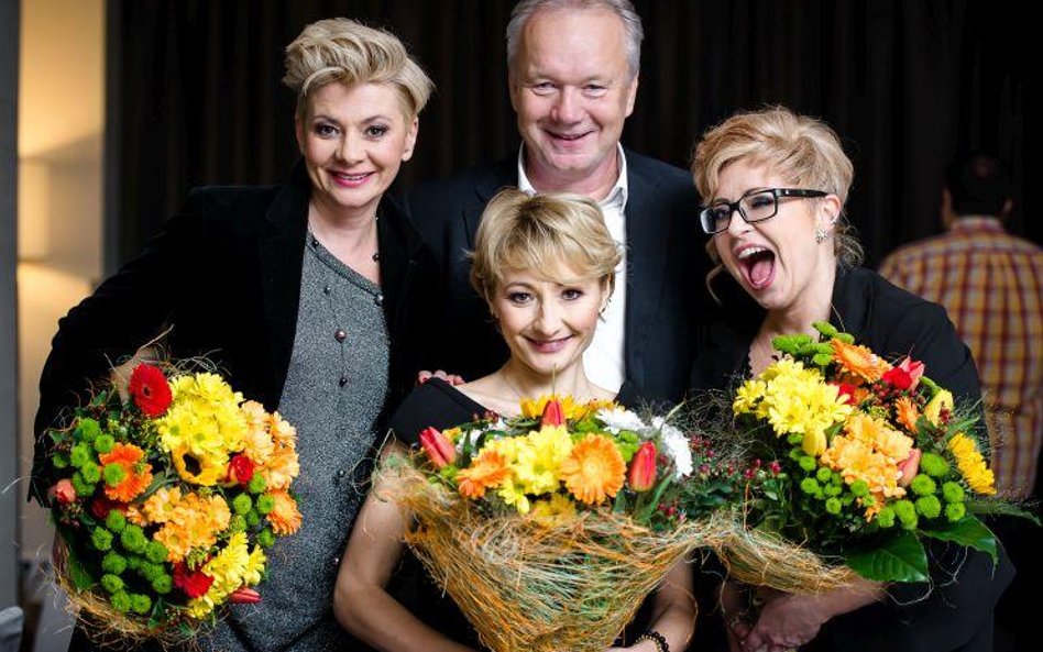 Z aktorkami z teatru Roma, odtwórczyniami głównych ról w musicalu "Mamma Mia" sponsorowanego przez N