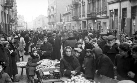 Getto warszawskie, ul. Smocza. Zdjęcie, wykonane w maju 1941 r., pokazuje skalę przeludnienia zamkni