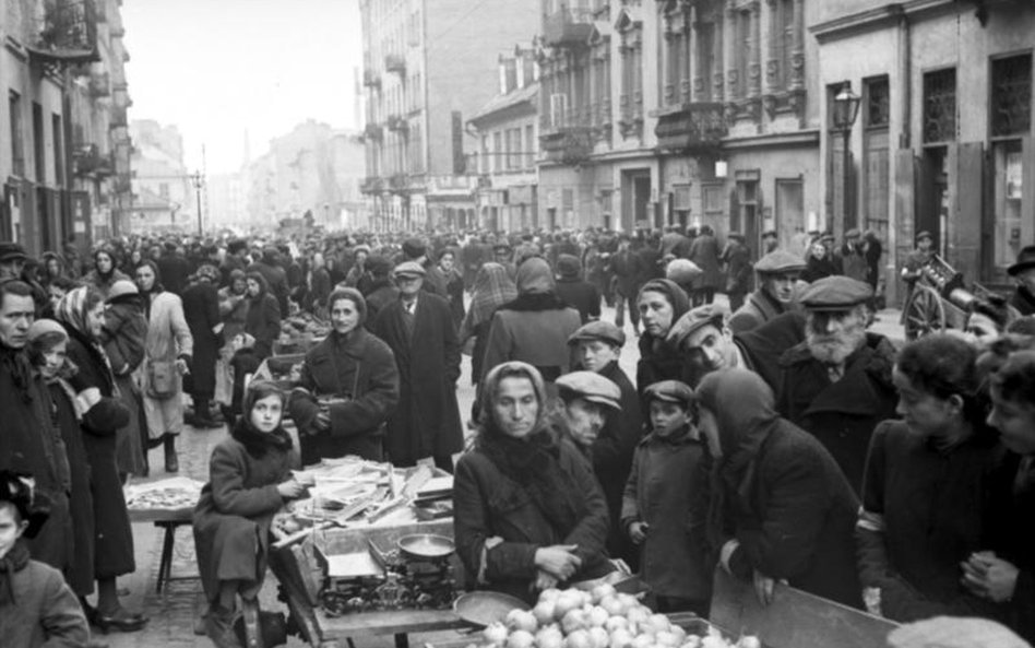 Getto warszawskie, ul. Smocza. Zdjęcie, wykonane w maju 1941 r., pokazuje skalę przeludnienia zamkni