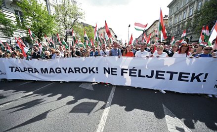 „Powstańcie, Węgrzy! Nie bójcie się!” – głosiło hasło antyrządowej demonstracji w Budapeszcie 6 kwie