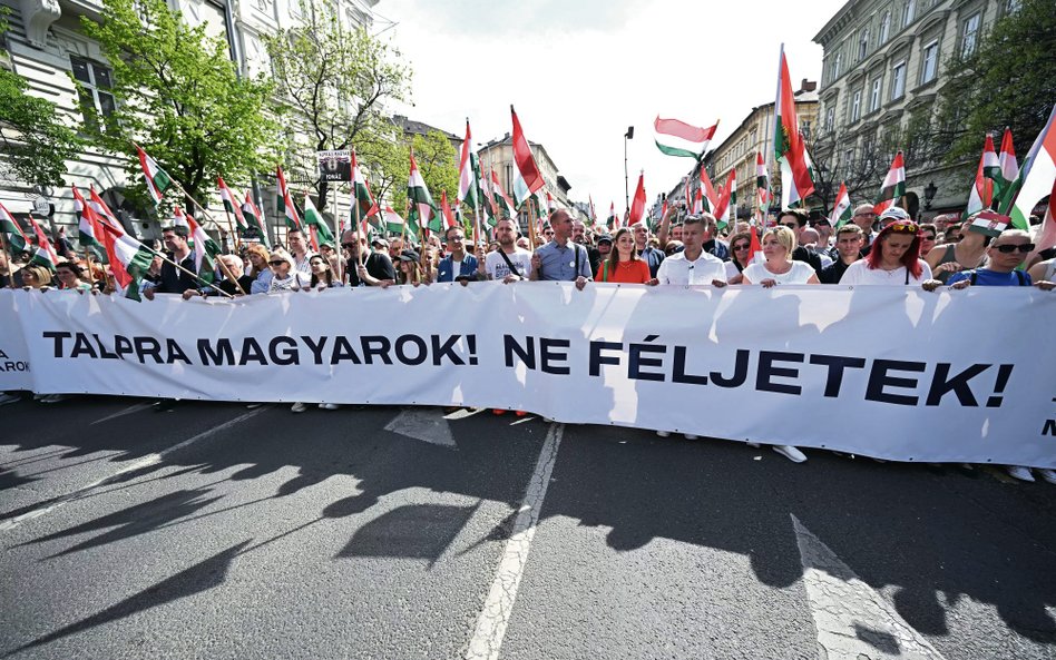 „Powstańcie, Węgrzy! Nie bójcie się!” – głosiło hasło antyrządowej demonstracji w Budapeszcie 6 kwie