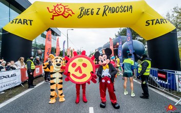 W niedzielę 12 października ulice Wawra wypełnią się uczestnikami 7. Biegu z Radością, łączącego spo