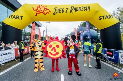 W niedzielę 12 października ulice Wawra wypełnią się uczestnikami 7. Biegu z Radością, łączącego spo