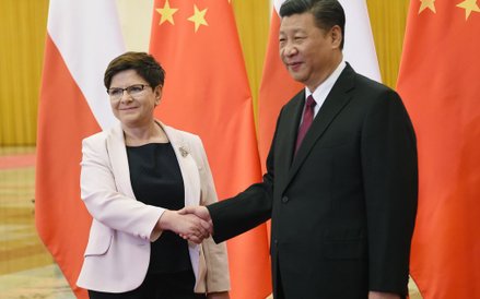 Premier Beata Szydło (L) podczas spotkania z przewodniczącym ChRL Xi Jinpingiem (P) w Pekinie.