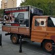 Samochód przeciwników aborcji pod szpitalem przy ul. Czerniakowskiej w Warszawie