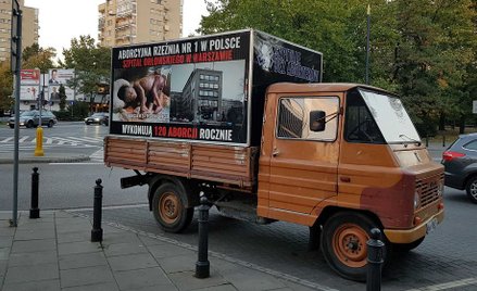 Samochód przeciwników aborcji pod szpitalem przy ul. Czerniakowskiej w Warszawie