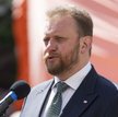 Szumowski: Emeryci i rodzice małych dzieci do lokali wejdą bez kolejki