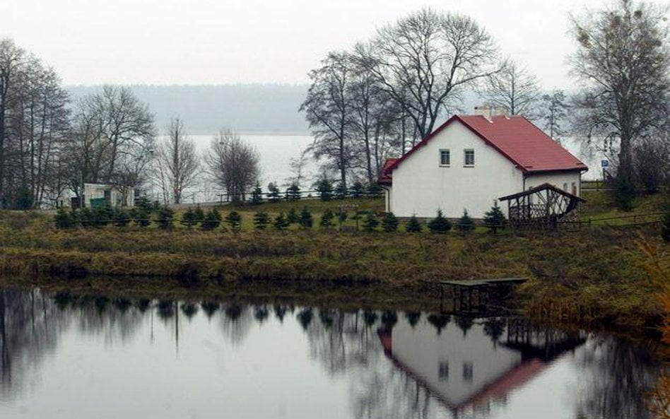 Jeziora na Warmii i Mazurach przyciągające rzesze turystów bywają jedynym atutem wielu tutejszych gm