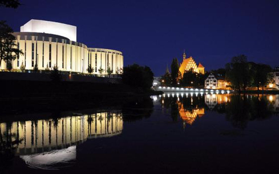 Między operą a centrum handlowym