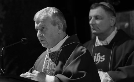 Ksiądz Stanisław Opocki (L) odprawiający mszę św. w Kaplicy Matki Bożej podczas 36 pielgrzymki Romów
