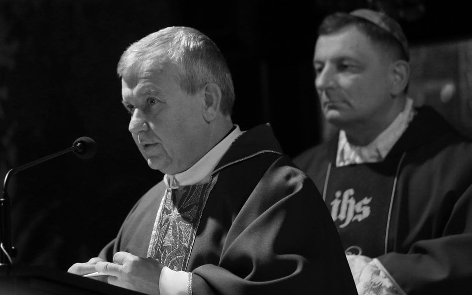 Ksiądz Stanisław Opocki (L) odprawiający mszę św. w Kaplicy Matki Bożej podczas 36 pielgrzymki Romów