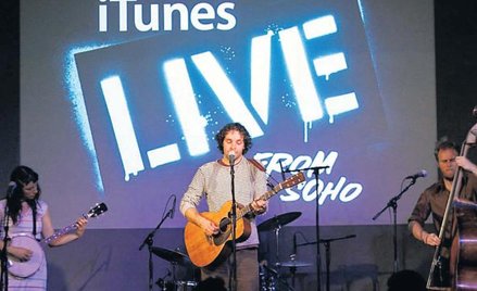 Blind Pilot, czyli Kati Claborn, Israel Nebeker i Luke Ydstie (od lewej), gra w nowojorskim Apple St