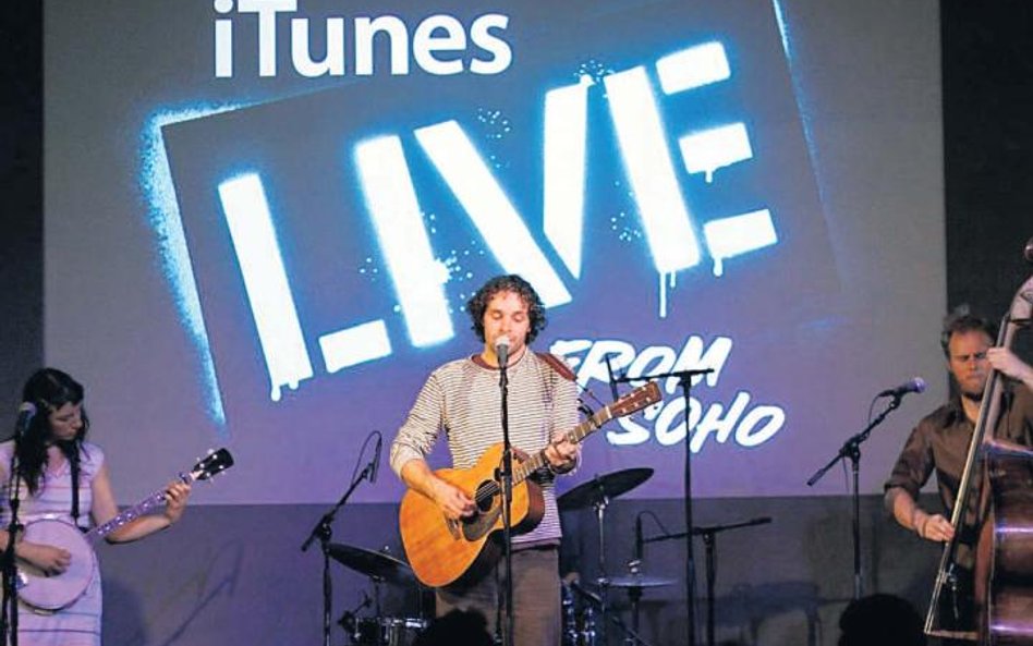 Blind Pilot, czyli Kati Claborn, Israel Nebeker i Luke Ydstie (od lewej), gra w nowojorskim Apple St