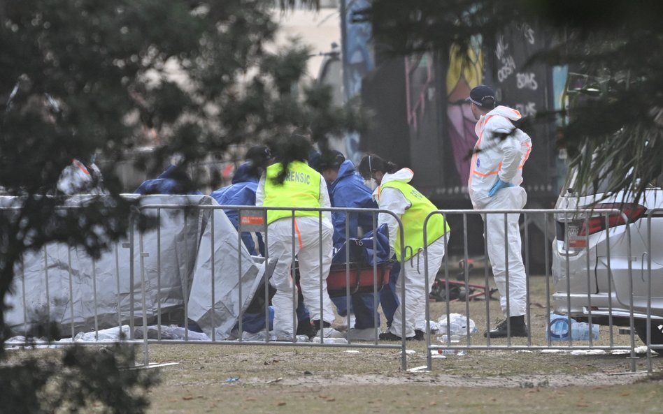 Służby na miejscu ataku na plaży Bondi