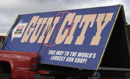Reklama jednego ze sklepów z bronią w Christchurch, reklamującego się jako największy na świecie