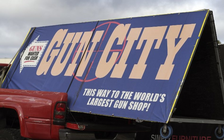 Reklama jednego ze sklepów z bronią w Christchurch, reklamującego się jako największy na świecie