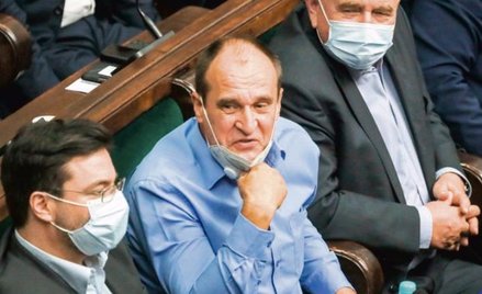 Paweł Kukiz głosował pod rękę z PiS tak jak poseł jego ugrupowania Stanisław Żuk (z prawej). Stanisł