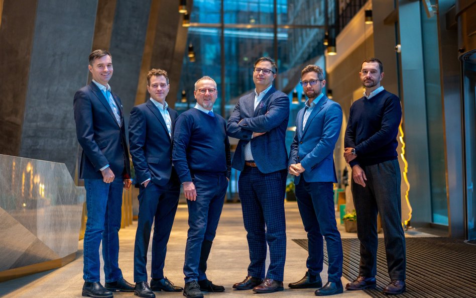 Zespół maklerski Santander BM, który wygrał klasyfikację zespołową. Od lewej: Błażej Leśków, Alex Ka