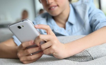 79 proc. dzieci trafia na treści pornograficzne, korzystając ze smartfona.