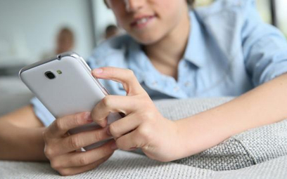 79 proc. dzieci trafia na treści pornograficzne, korzystając ze smartfona.