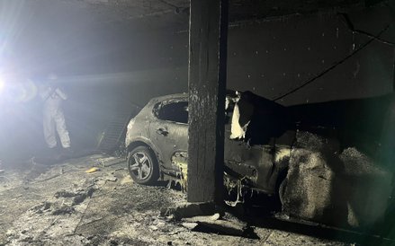 Niektóre samochody stojące w garażu zostały zniszczone