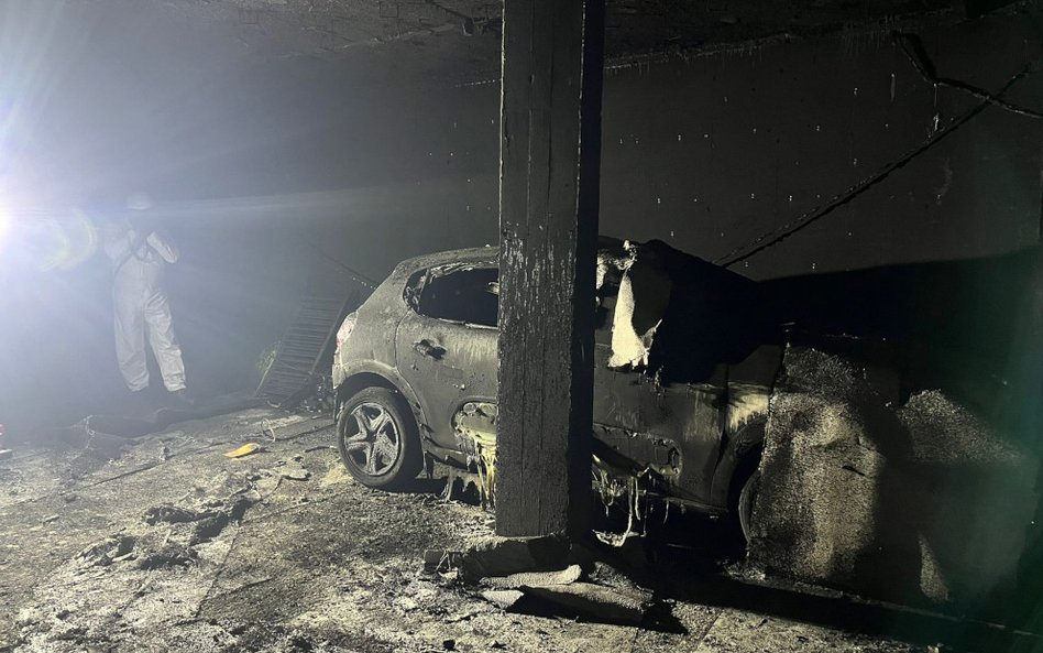 Niektóre samochody stojące w garażu zostały zniszczone