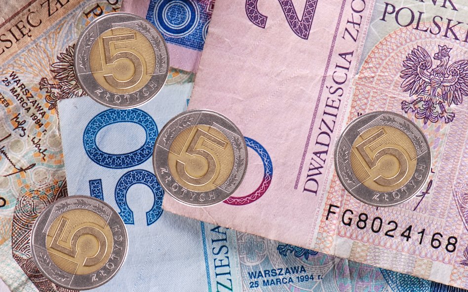 Złoty słabnie przed niedzielnymi wyborami