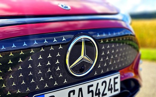 Mercedes CLA w wersji elektrycznej ma 142 gwiazdy na grillu