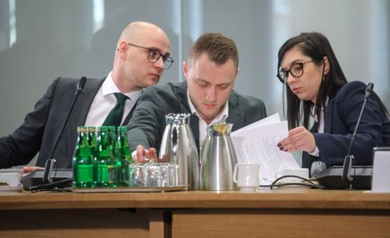 Współpracownik byłego wiceszefa MSZ Piotra Wawrzyka, Edgar Kobos (w środku) i jego pełnomocnicy podc