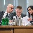 Współpracownik byłego wiceszefa MSZ Piotra Wawrzyka, Edgar Kobos (w środku) i jego pełnomocnicy podc