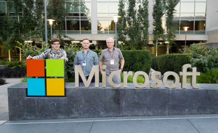 Piotr Psyllos (pierwszy z lewej) w siedzibie Microsoftu.